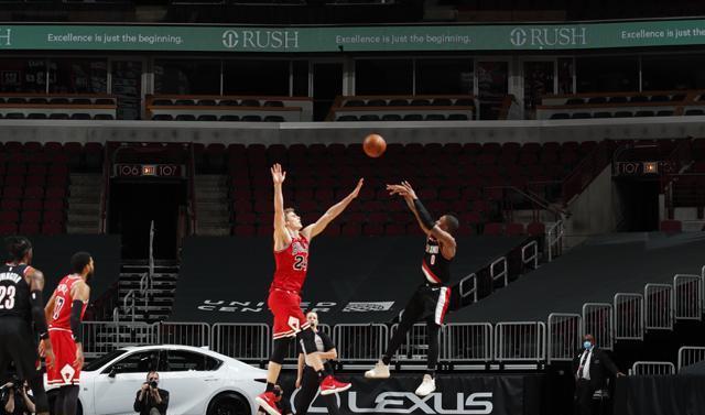  利拉德超远三分准绝杀，开拓者客场险胜国王保希望