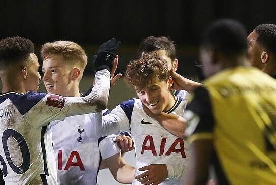  里昂新星创队史纪录，最年轻进球者诞生  